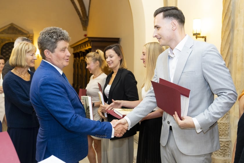 Uroczystość wręczenia aktów na stopień nauczyciela mianowanego we Wrocławiu, 26 sierpnia 2026 z udziałem prezydenta Wrocławia, Jacka Sutryka