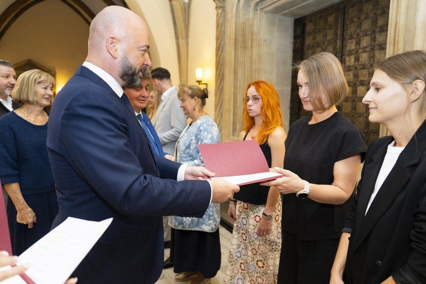 Uroczystość wręczenia aktów na stopień nauczyciela mianowanego we Wrocławiu, 26 sierpnia 2026 z udziałem prezydenta Wrocławia, Jacka Sutryka