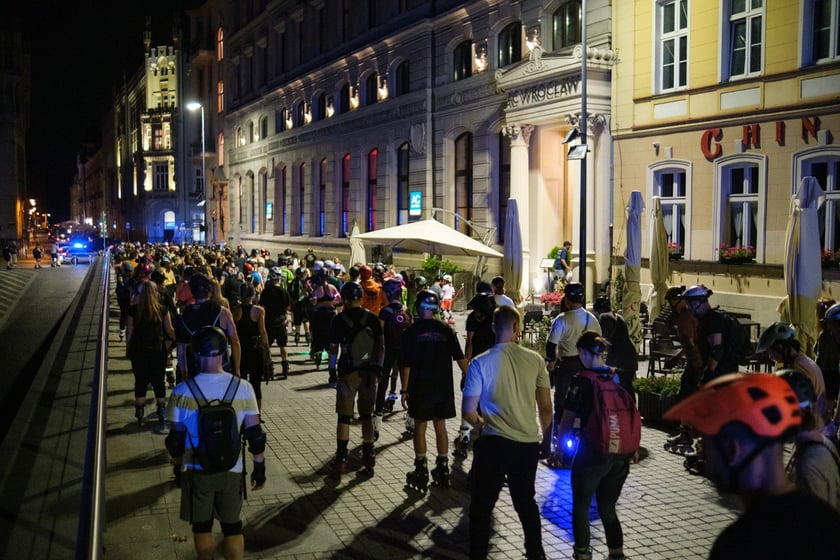 Nightskating we Wrocławiu. Przejazd rolkarzy przez Wrocław