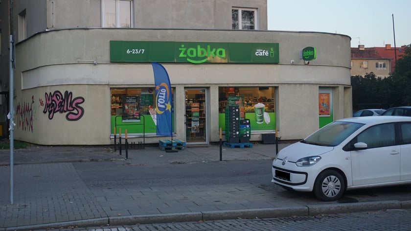 W niedziele niehandlowe można zrobić zakupy w Żabce.