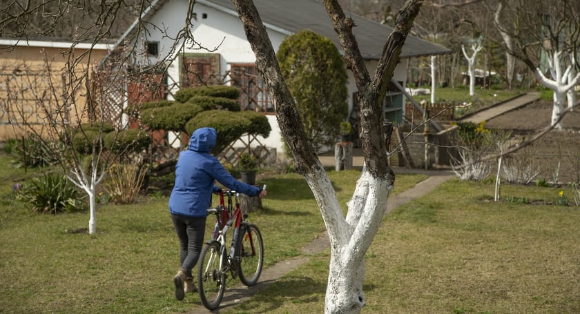 Na działkę warto przyjechać rowerem. Połączenie jazdy na rowerze z pracą na działce ma świetny wpływ na krążenie krwi i kondycję fizyczną.