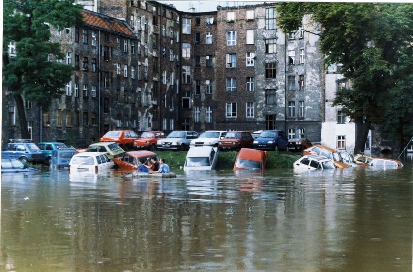 Podwórko u zbiegu ulicy Mierniczej i Łukasińskiego, zdjęcie wykonane 14 lipca 1997