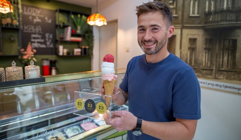 - Oprócz lodów, serwujemy też aromatyczną kawę i rurki z kremem - mówi Paweł Jakubowski, właściciel