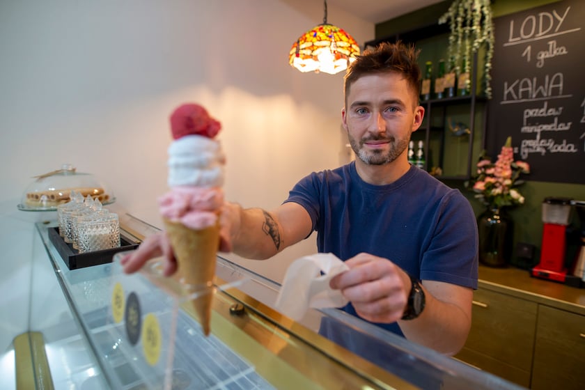- Niektórzy klienci biorą po jednej gałce, inni nawet po cztery lub więcej - mówi Paweł.