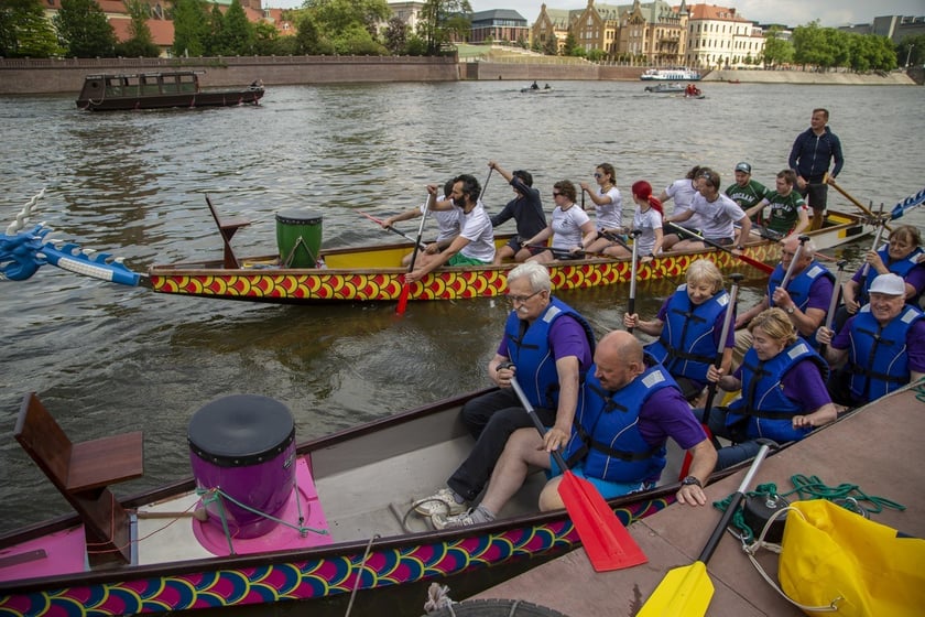 Grupa rekreacyjno-sportowa przy Wrocławskim Centrum Seniora na smoczych łodziach na Dniu Odry 2022