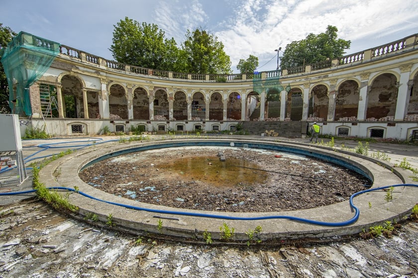 Bastion Sakwowy przechodzi gruntowną renowację. Na budowie trwają intensywne prace