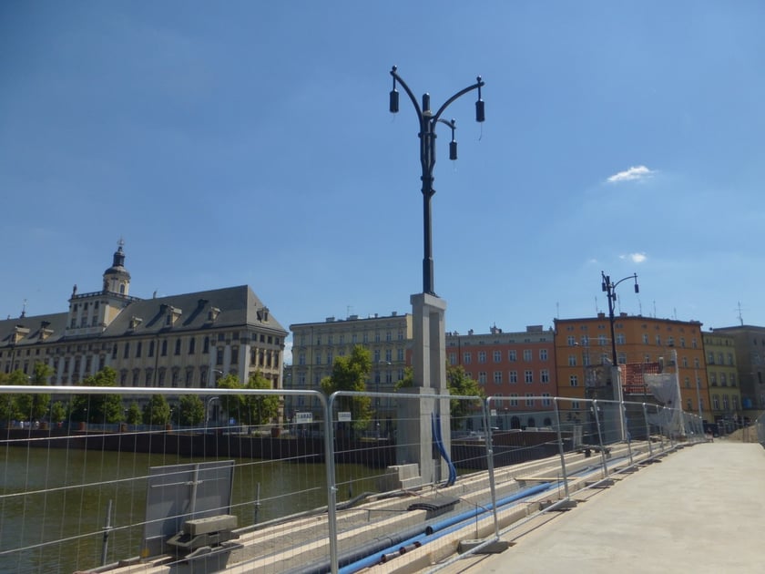 Nowe latarnie na moście Pomorskim Południowym