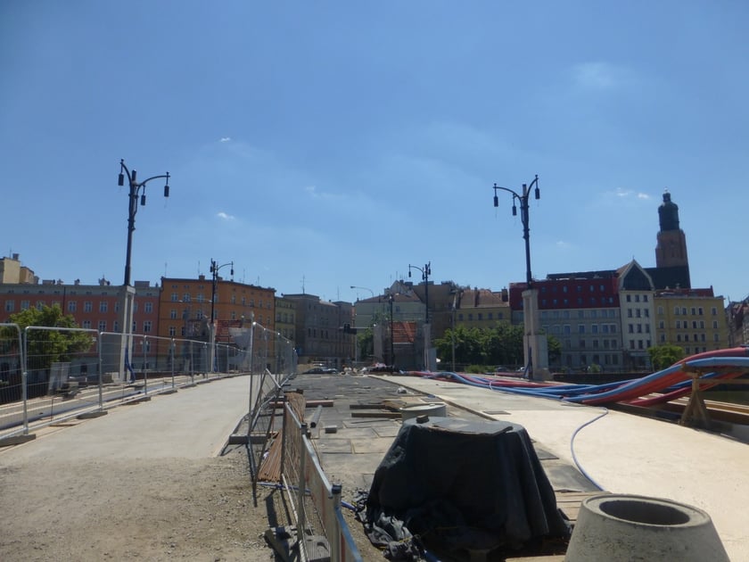 Nowe latarnie na moście Pomorskim Południowym