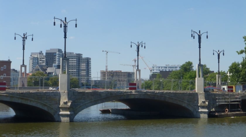 Nowe latarnie na moście Pomorskim Południowym