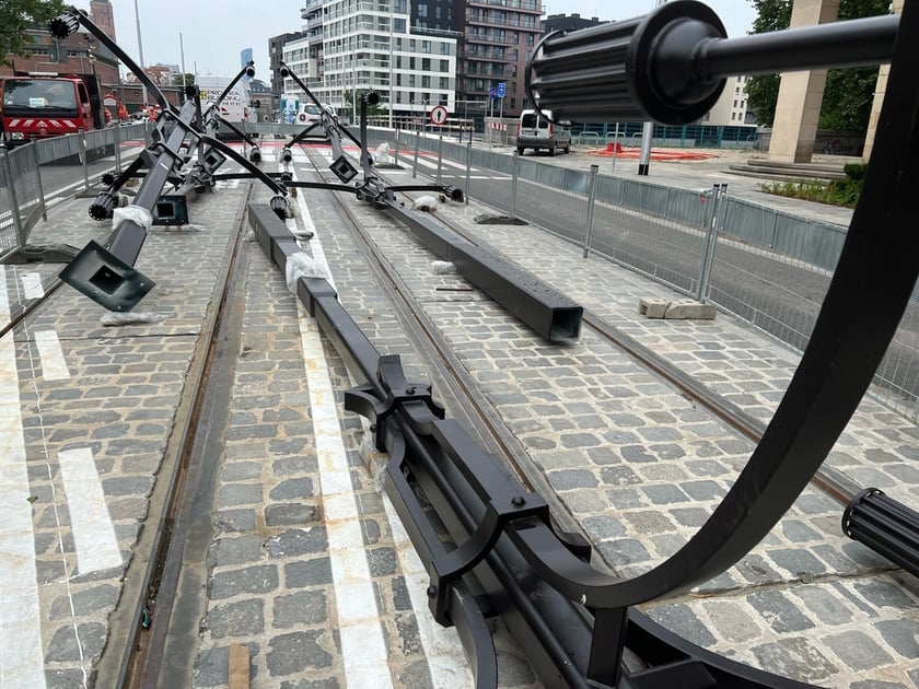 Nowe latarnie na moście Pomorskim Południowym