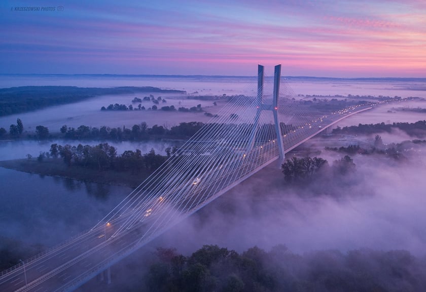 Wrocław z drona wygląda wspaniale. Zobaczcie. Na zdjęciu most Rędziński