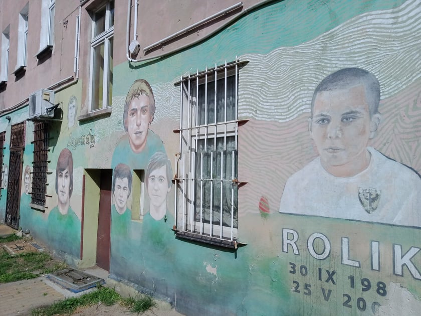Kolorowe podwórka przy ul. Roosevelta we Wrocławiu przyciągają i turystów, i wrocławian. Murale na Nadodrzu zachwycają!