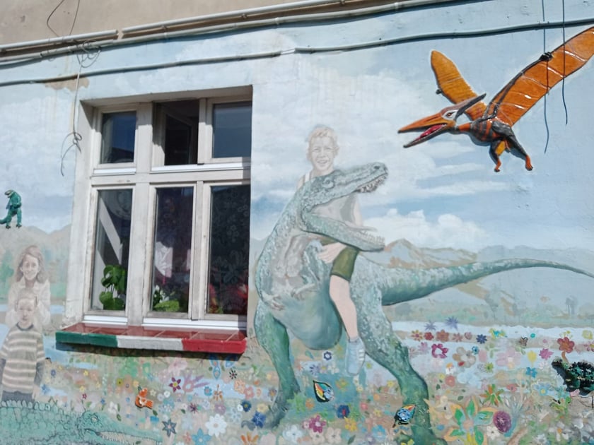 Kolorowe podwórka przy ul. Roosevelta we Wrocławiu przyciągają i turystów, i wrocławian. Murale na Nadodrzu zachwycają!