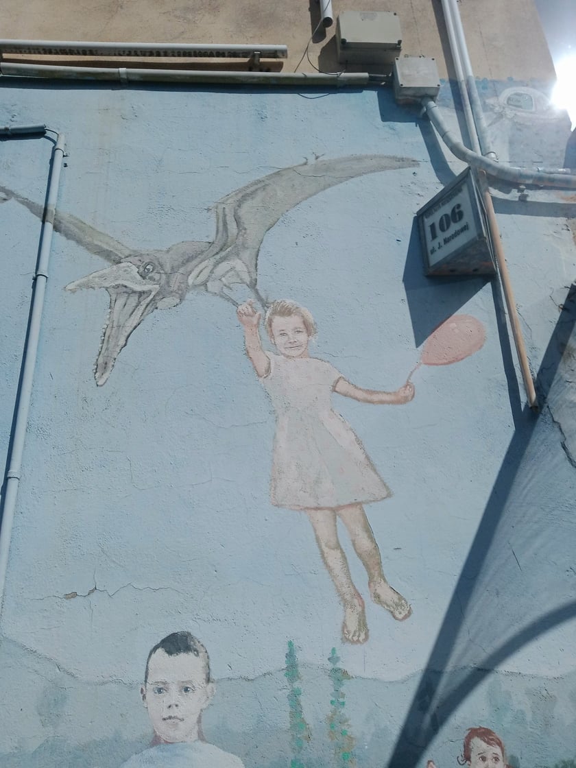 Kolorowe podwórka przy ul. Roosevelta we Wrocławiu przyciągają i turystów, i wrocławian. Murale na Nadodrzu zachwycają!