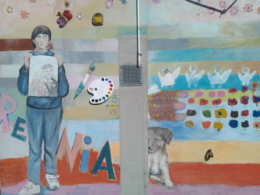 Kolorowe podwórka przy ul. Roosevelta we Wrocławiu przyciągają i turystów, i wrocławian. Murale na Nadodrzu zachwycają!