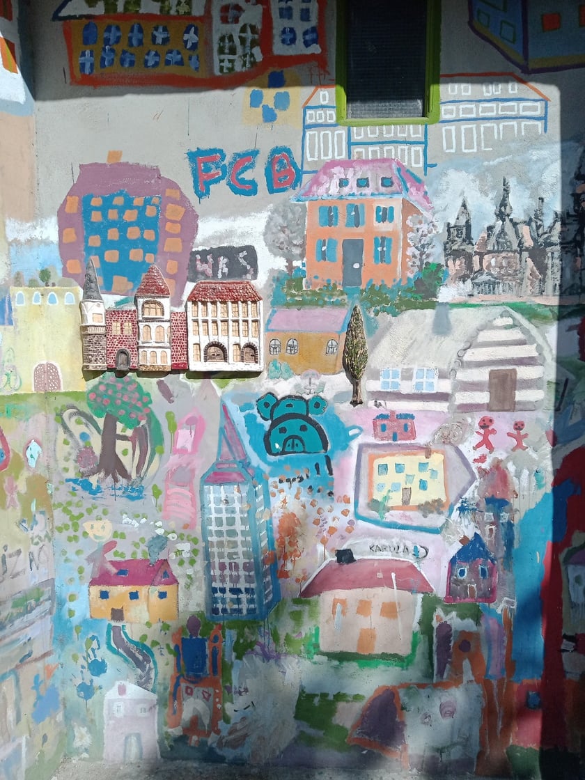 Kolorowe podwórka przy ul. Roosevelta we Wrocławiu przyciągają i turystów, i wrocławian. Murale na Nadodrzu zachwycają!