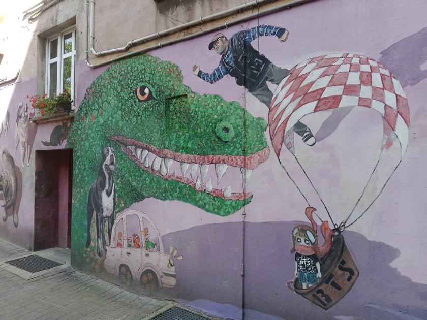 Kolorowe podwórka przy ul. Roosevelta we Wrocławiu przyciągają i turystów, i wrocławian. Murale na Nadodrzu zachwycają!