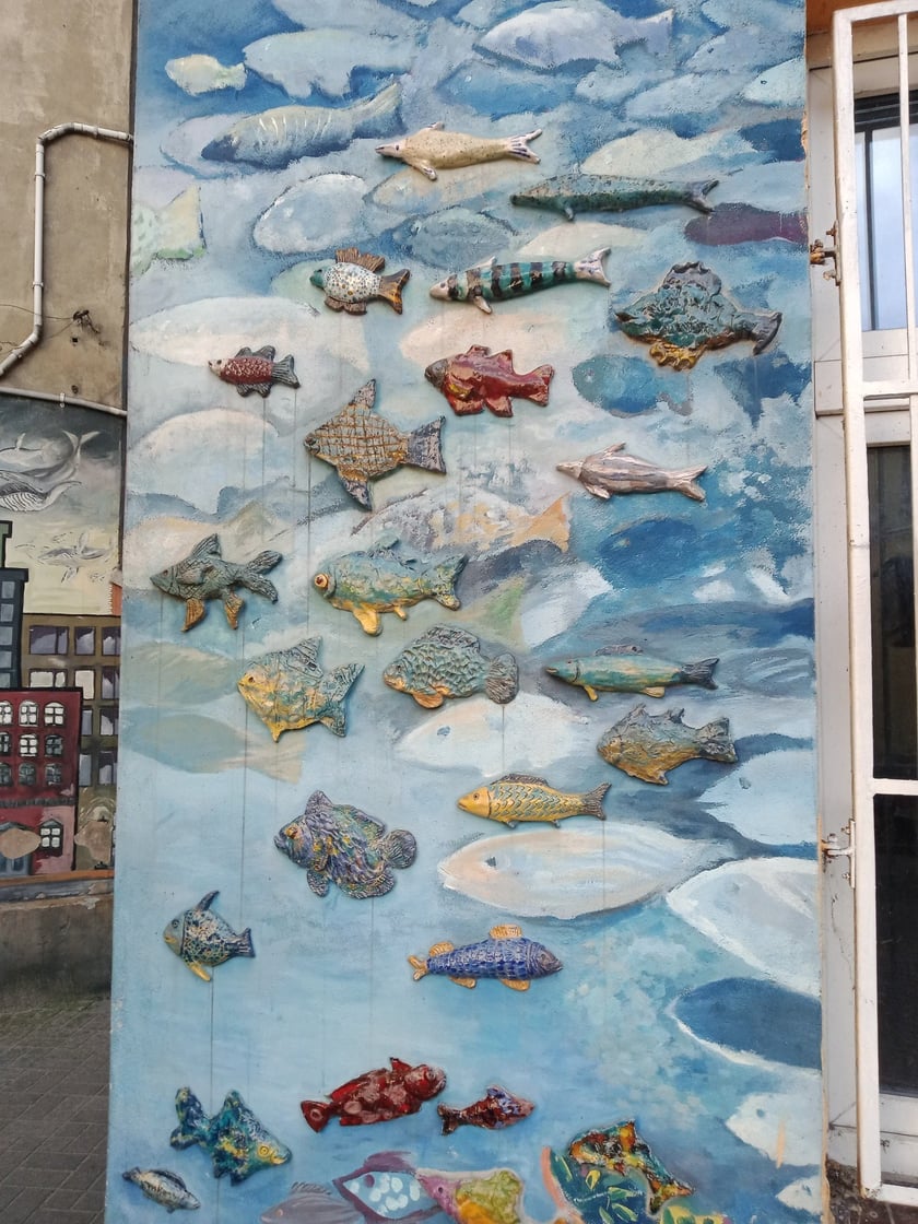 Kolorowe podwórka przy ul. Roosevelta we Wrocławiu przyciągają i turystów, i wrocławian. Murale na Nadodrzu zachwycają!