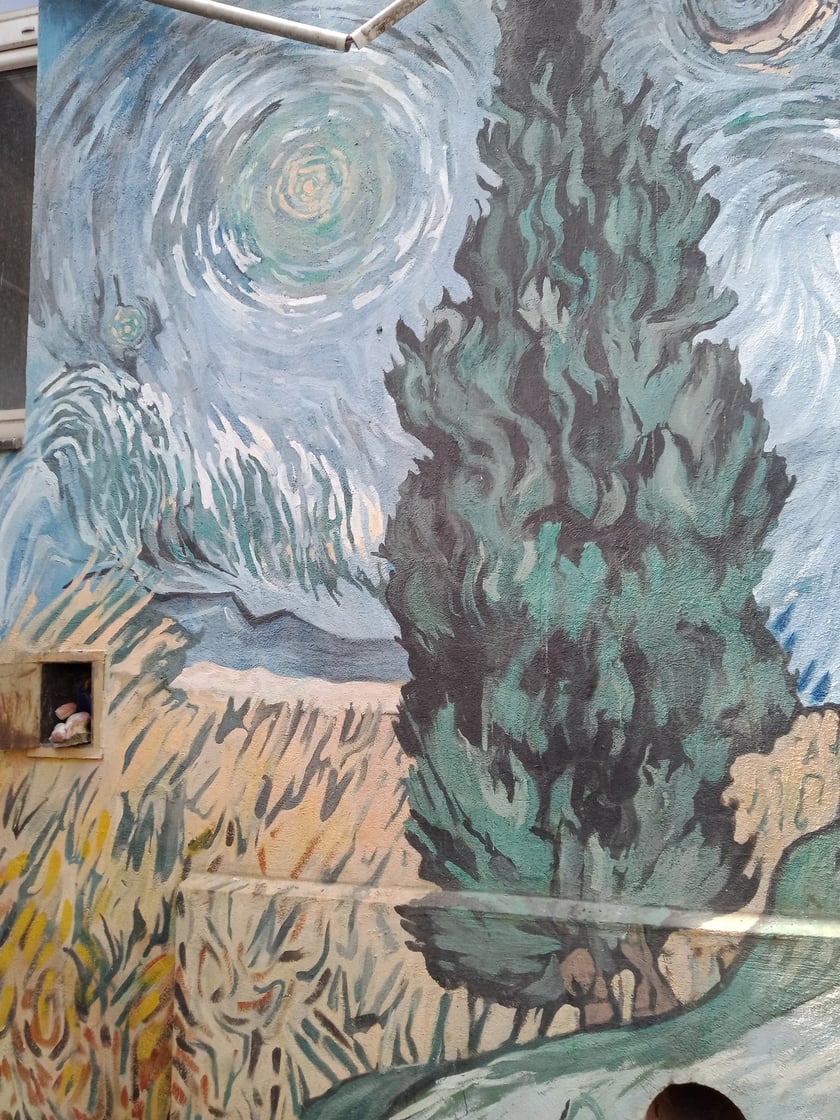 Kolorowe podwórka przy ul. Roosevelta we Wrocławiu przyciągają i turystów, i wrocławian. Murale na Nadodrzu zachwycają!