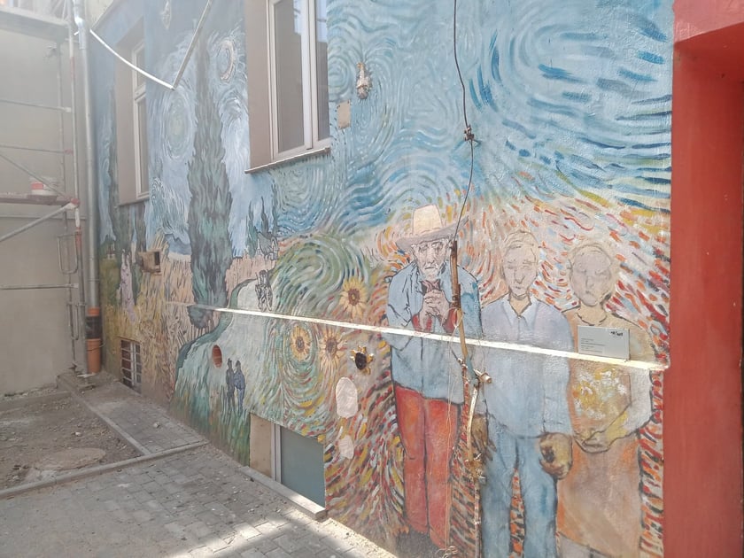 Kolorowe podwórka przy ul. Roosevelta we Wrocławiu przyciągają i turystów, i wrocławian. Murale na Nadodrzu zachwycają!