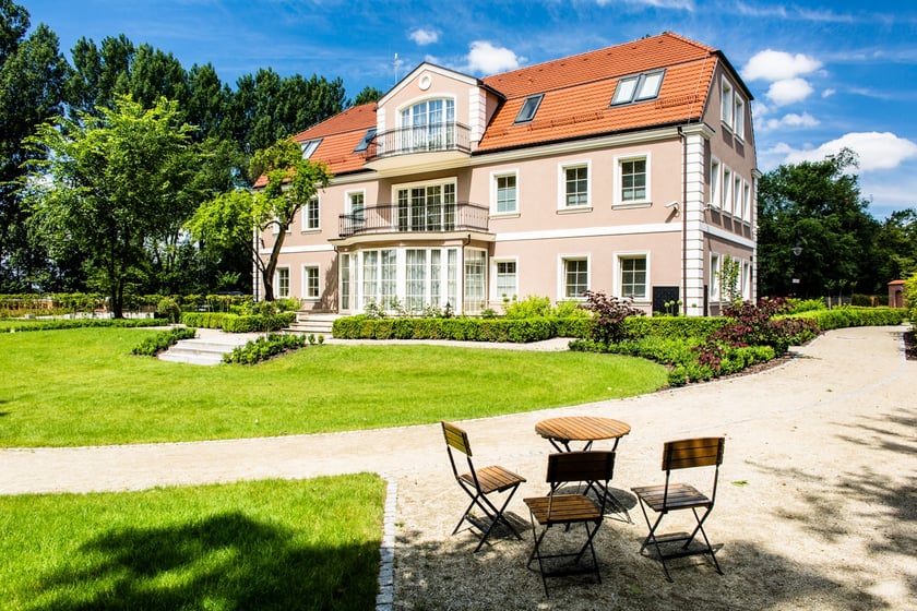 Zamek TopaczZamek Topacz łączy w sobie hotel, restaurację i muzeum motoryzacji. Sale zamku są chętnie wybierane na uroczystości weselne, bankiety, konferencje czy szkolenia. To miejsce przyciąga r&oacute;wnież miłośnik&oacute;w samochod&oacute;w, kt&oacute;rzy w Muzeum Motoryzacji mogą zobaczyć kolekcjonerskie modele. Na terenie zamku znajduje się też strefa SPA.Adres:&nbsp;Templariuszy 1, Ślęza