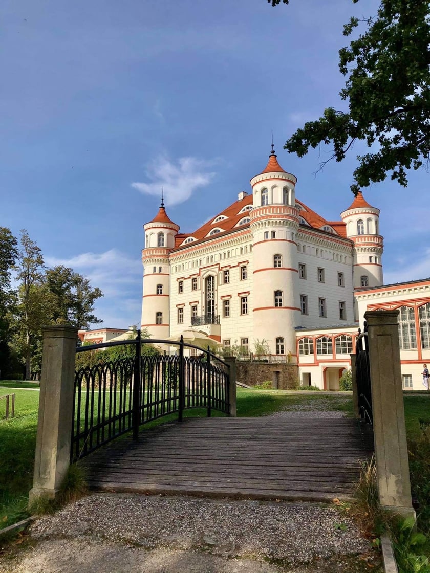 Pałac Wojan&oacute;w
Pałac w Wojanowie znajduje się niedaleko Jeleniej G&oacute;ry. Jeśli marzysz o weekendzie w SPA w malowniczej i spokojnej okolicy, wybierz się do Wojanowa. Pałac położony jest na terenie historycznego parku o wielkości 17 hektar&oacute;w. To idealne miejsce na rodzinny piknik lub sesje zdjęciowe. W ofercie hotelu znajdziemy pakiety specjalne, jak np. pakiet zaręczynowy, a w nim m.in. nocleg w apartamencie pałacowym, romantyczna kolacja przy świecach i bukiet świeżych r&oacute;ż w pokoju.

Adres:&nbsp;Wojan&oacute;w 8, Wojan&oacute;w
