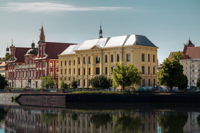 L?UNI swój wyjątkowy charakter zawdzięcza połączeniu zabytkowych elementów z nowoczesną myślą architektoniczną