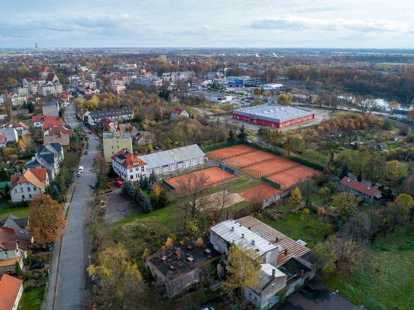 Hotel, który będzie można kupić wraz z zabudowaniami i infrastrukturą sportową, leży w Leśnicy