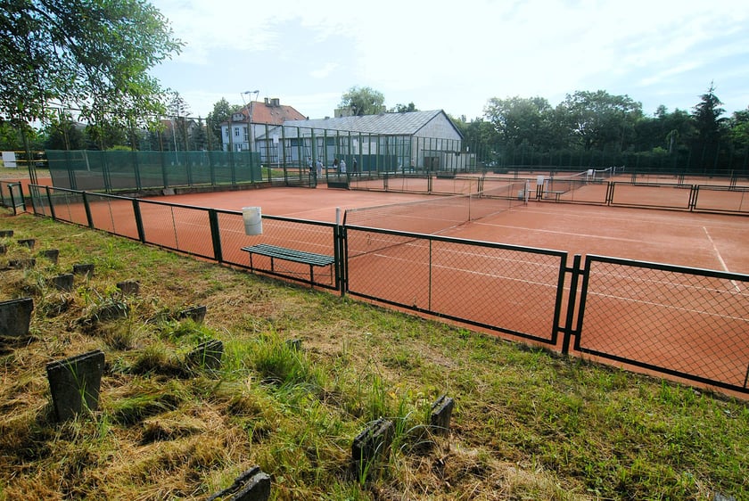 Hotel, który będzie można kupić wraz z zabudowaniami i infrastrukturą sportową, leży w Leśnicy