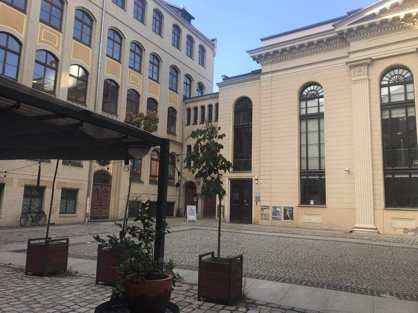 Klubokawiarnia Mleczarnia. Ul. Włodkowica 5 ?Spoglądając przez okna doświadczamy jednej z najpiękniejszych ulic Wrocławia ? Włodkowica oraz widok historycznej Synagogi pod Białym Bocianem przed którą dumnie stoi pradawny, monumentalny kasztan. Miejsce posiada szczególny dla siebie urok? ? czytamy na FB Mleczarni. Siedząc w kawiarnianym ogródku, pod wielkim kasztanem, patrząc na budynek synagogi, można się przenieść na chwilę w inny świat.  A gdy przy okazji zjemy jedną z serwowanych tu zup, tart na słono a na deser uraczymy się ciastem (brownie to niebo w gębie) ? uśmiech szczęścia nie zejdzie nam z twarzy na długo