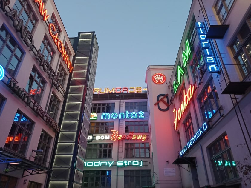 Klimatyczne podwórko z neonami