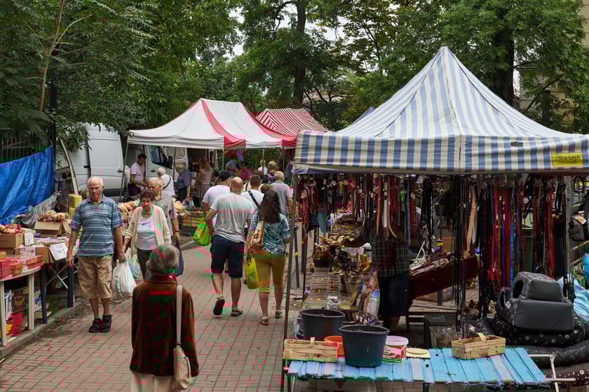 Targowisko na Dworcu Świebodzkim we Wrocławiu -  jak w każdą niedzielę - przyciąga tłumy...