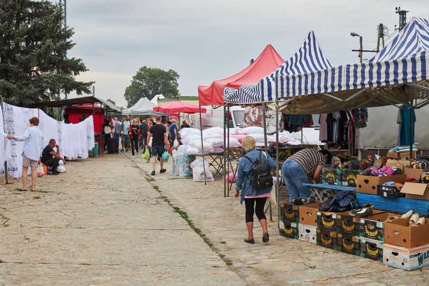 Targowisko na Dworcu Świebodzkim we Wrocławiu -  jak w każdą niedzielę - przyciąga tłumy...