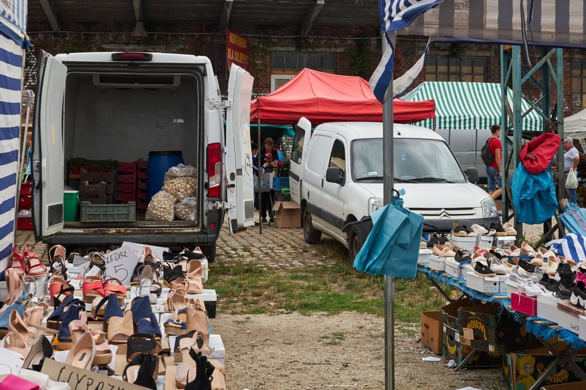 Targowisko na Dworcu Świebodzkim we Wrocławiu -  jak w każdą niedzielę - przyciąga tłumy...