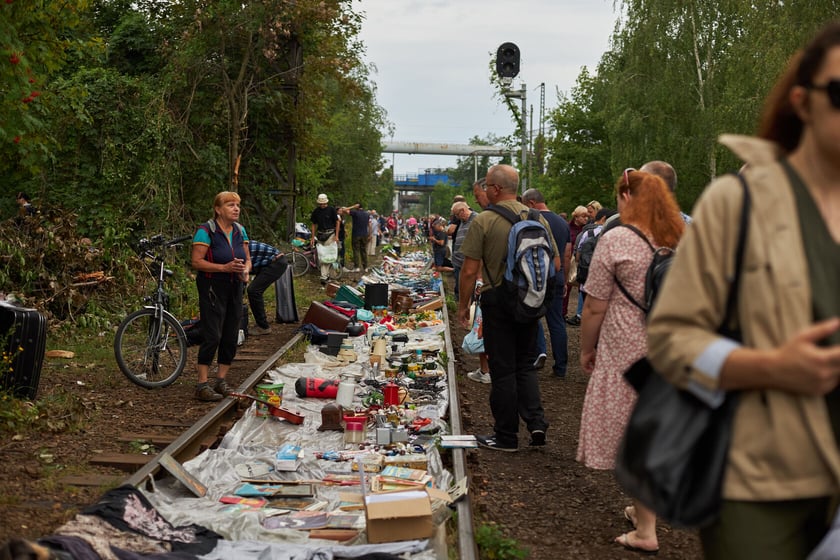 Targowisko na Dworcu Świebodzkim we Wrocławiu -  jak w każdą niedzielę - przyciąga tłumy...