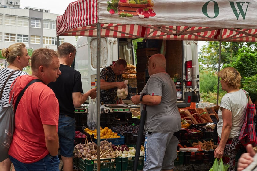Targowisko na Dworcu Świebodzkim we Wrocławiu -  jak w każdą niedzielę - przyciąga tłumy...
