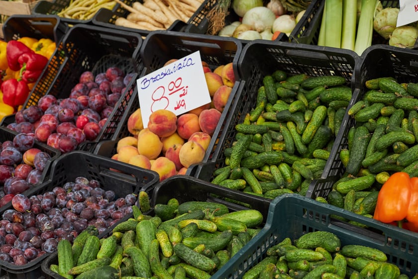 Targowisko na Dworcu Świebodzkim we Wrocławiu -  jak w każdą niedzielę - przyciąga tłumy...