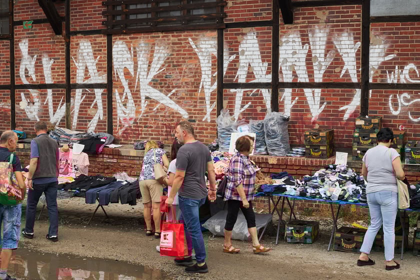 Targowisko na Dworcu Świebodzkim we Wrocławiu -  jak w każdą niedzielę - przyciąga tłumy...
