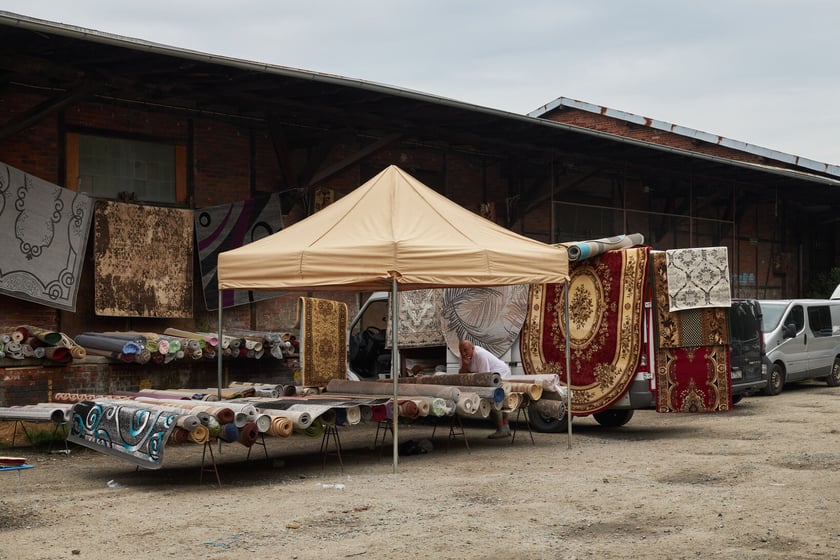Targowisko na Dworcu Świebodzkim we Wrocławiu -  jak w każdą niedzielę - przyciąga tłumy...