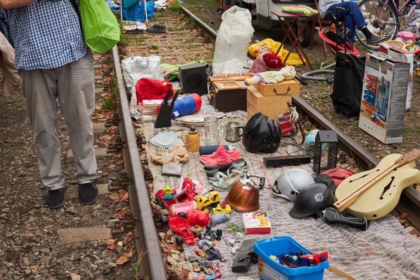 Targowisko na Dworcu Świebodzkim we Wrocławiu -  jak w każdą niedzielę - przyciąga tłumy...