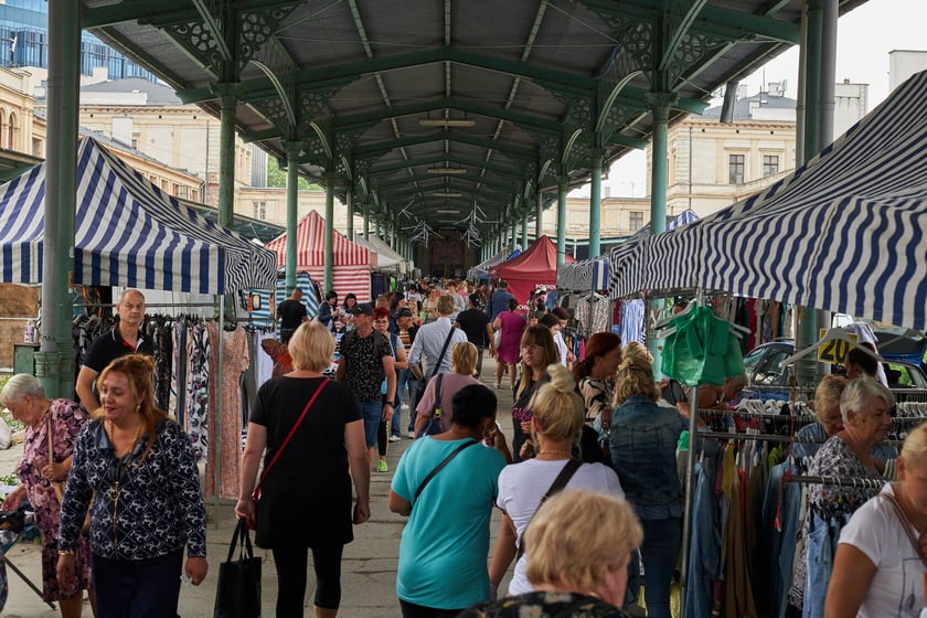 Targowisko na Dworcu Świebodzkim we Wrocławiu -  jak w każdą niedzielę - przyciąga tłumy...