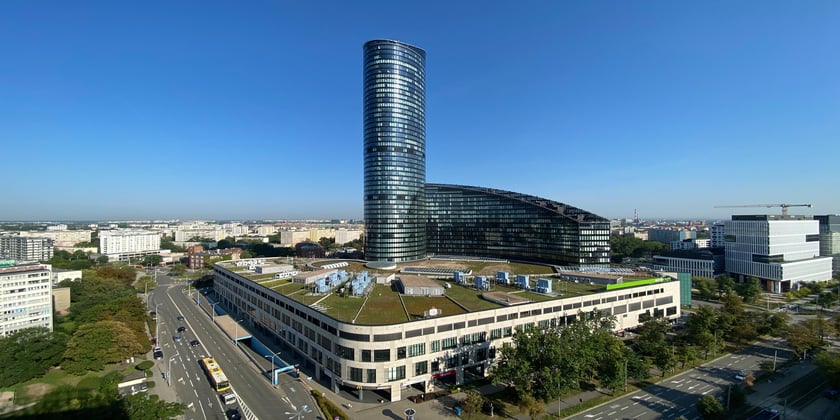 Widok z biurowca i na biurowiec Artefakt (w budowie u zbiegu Powstańców Śląskich i Wielkuej)