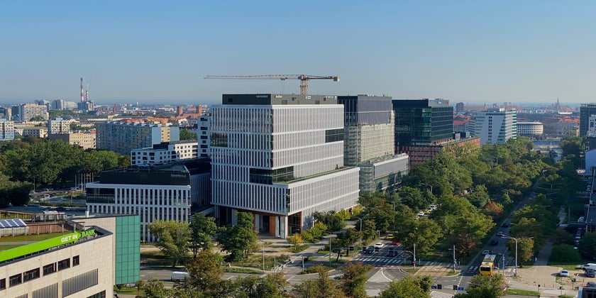 Widok z biurowca i na biurowiec Artefakt (w budowie u zbiegu Powstańców Śląskich i Wielkuej)