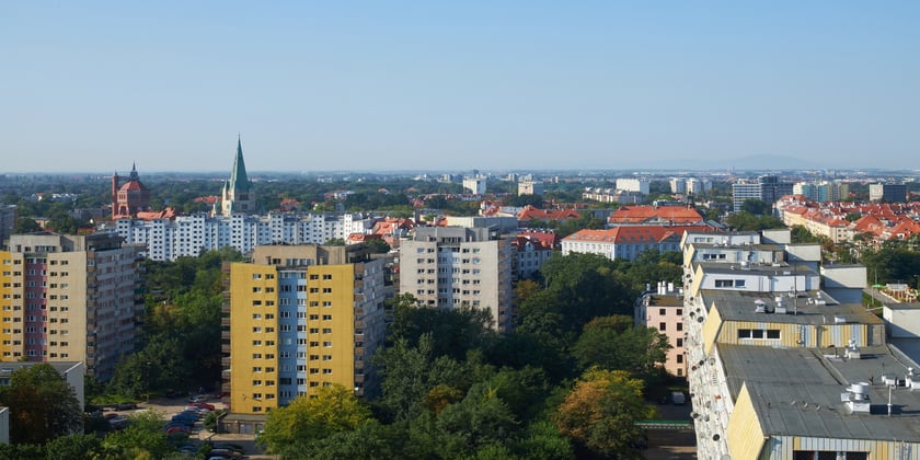Widok z biurowca i na biurowiec Artefakt (w budowie u zbiegu Powstańców Śląskich i Wielkuej)