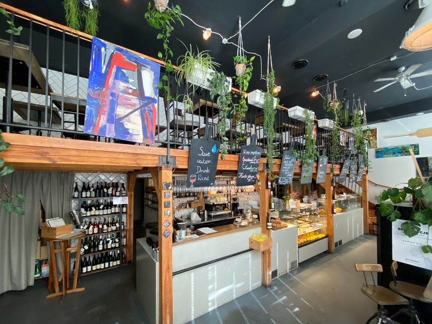 Pochlebna z św. Antoniego we Wrocławiu to połączenie świeżych wypieków i wina.