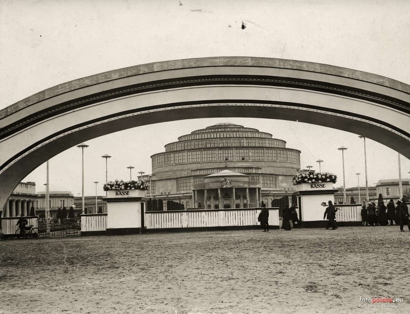 Hala Stulecia na archiwalnych zdjęciach: w czasie budowy i kilka miesięcy po jej oficjalnym otwarciu