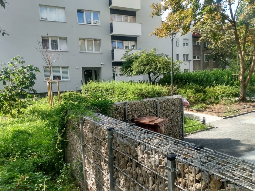 Na podwórku pomiędzy ulicą Kotlarską i pl. Nowy Targ zamontowano podziemne kubły