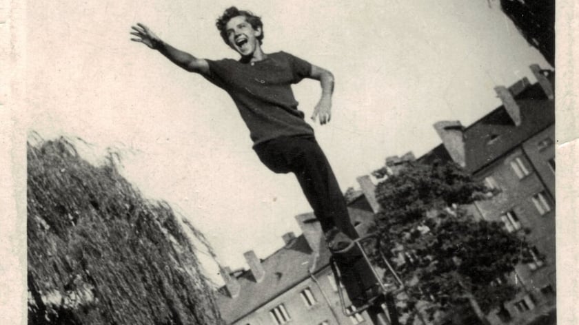 ?Białe podwórko? było nazywane także Stawkiem ? akrobacje na   podwórku ok. 1970 r.