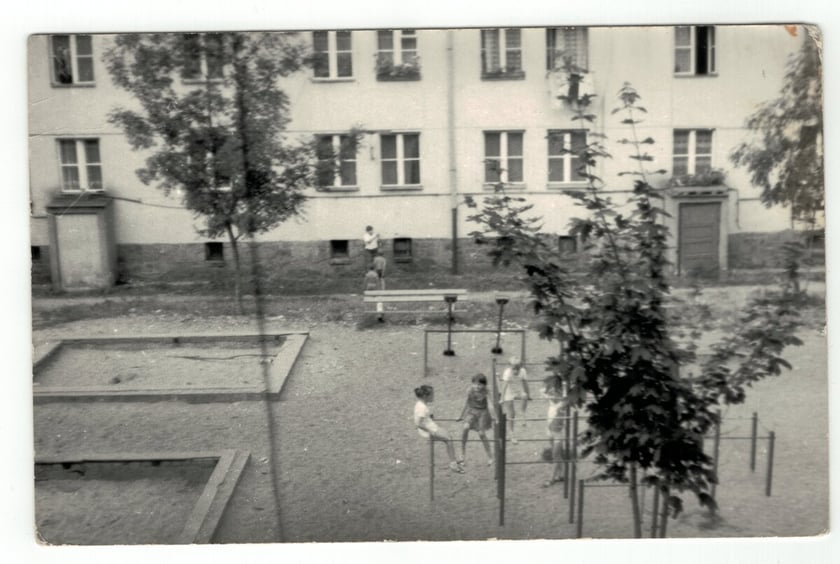 Podwórko między ul. Sernicką a Henrykowską