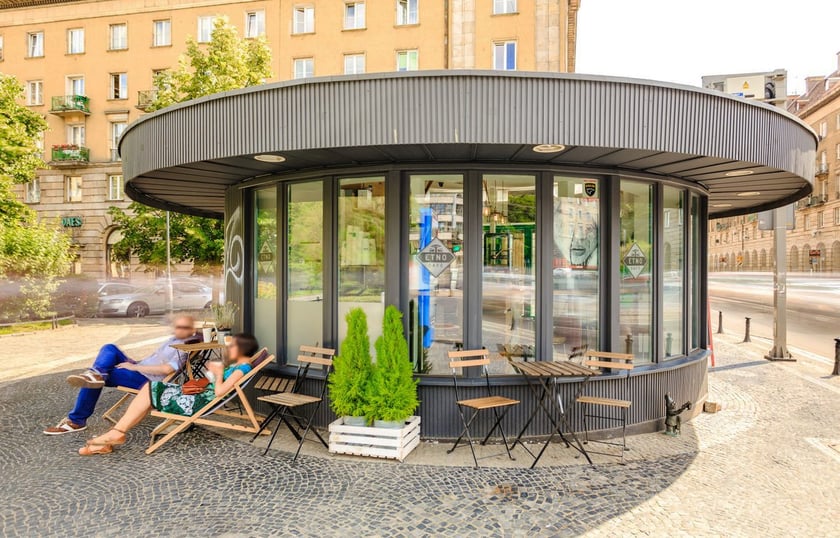 Etno Cafe to miejsce, gdzie można wpaść na szybką kawę i ciastko, a potem ruszyć dalej w miasto.
